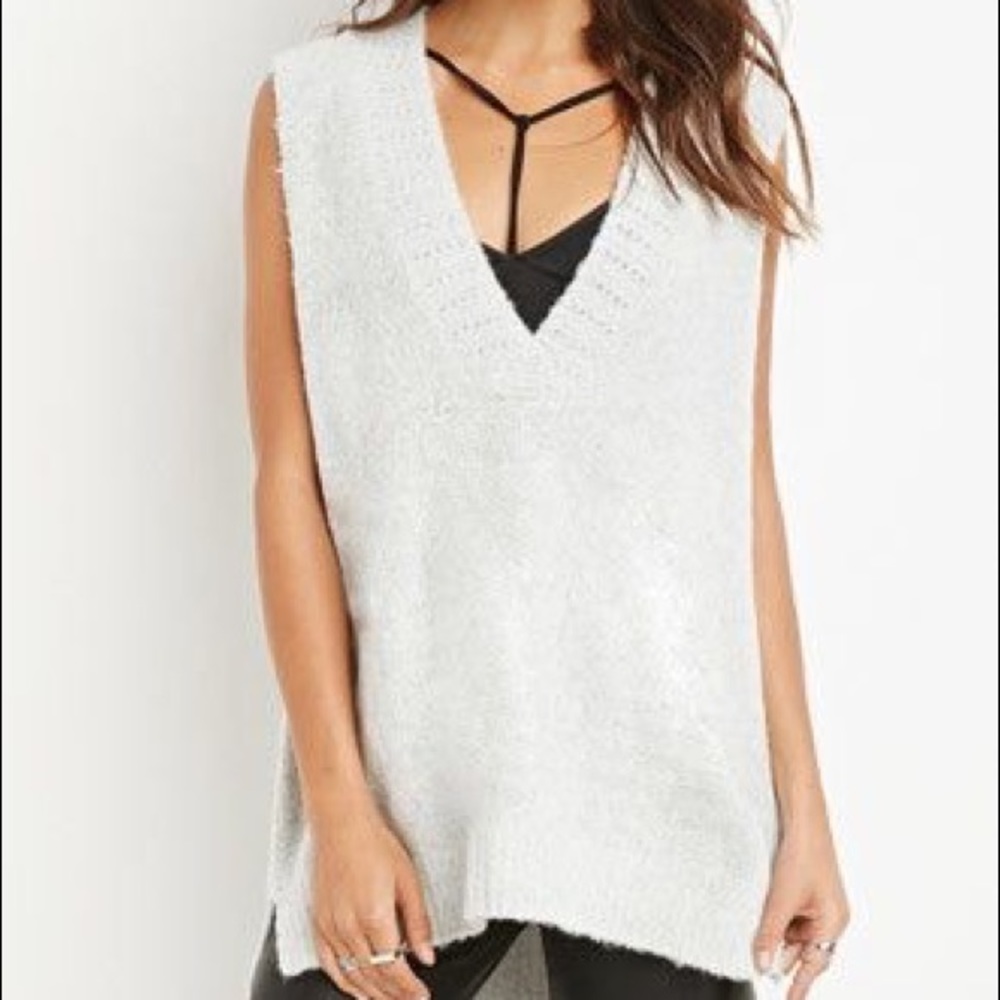 BNWT Forever 21 Fuzzy V-neck sweater M